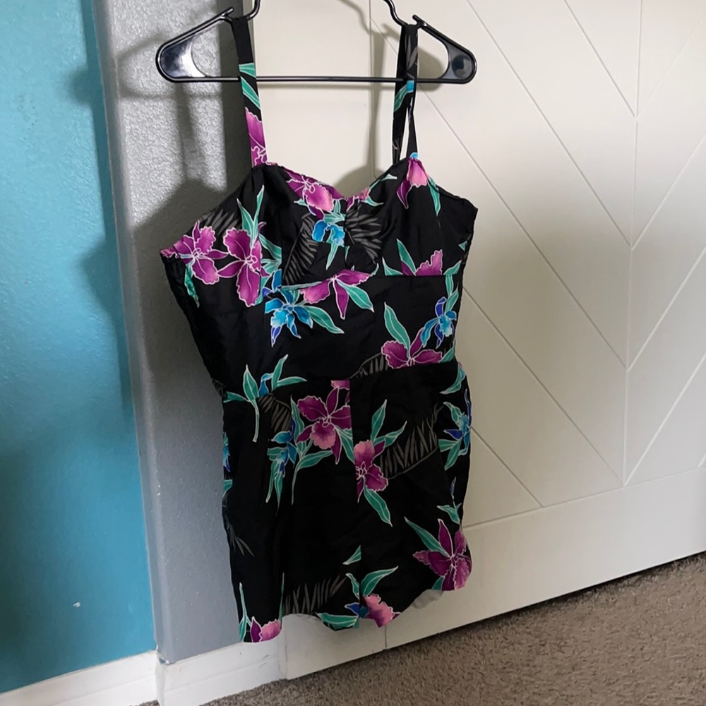 Super cute Pinup style romper. Shorts. Hawaiian.